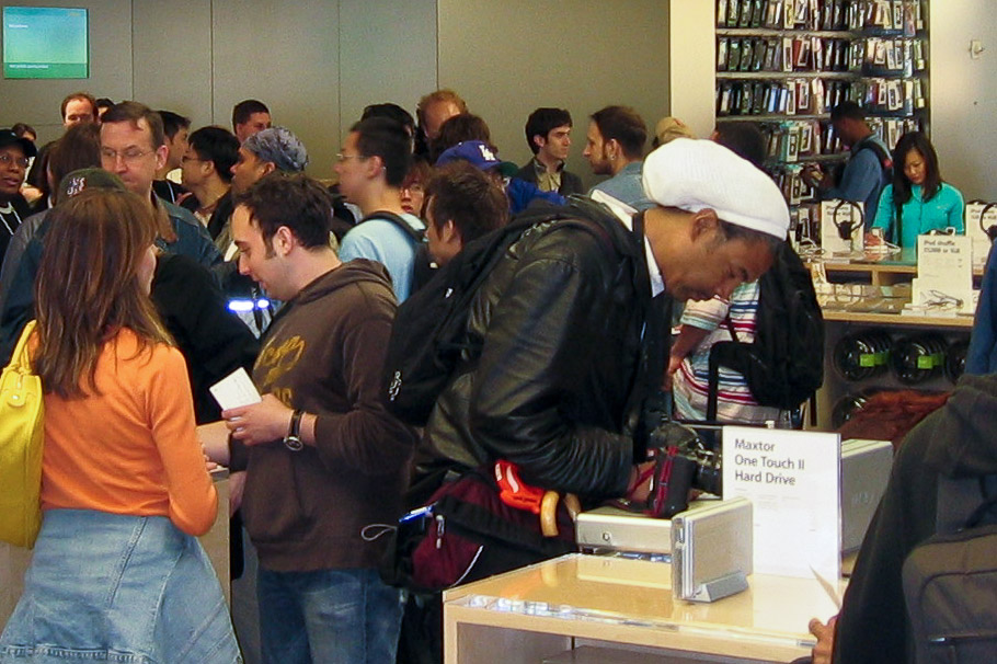 Pic of The Press Dude in the Apple Store